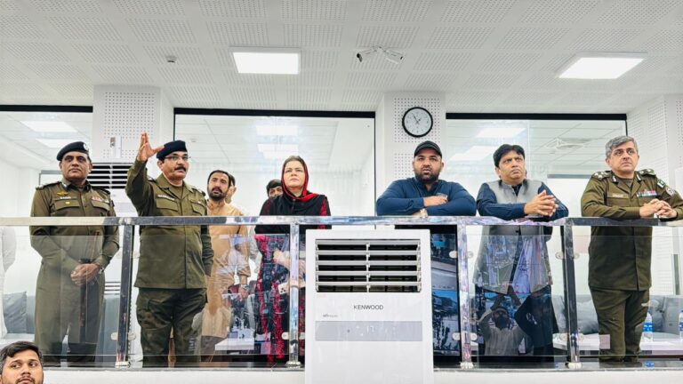 ملتان میں سی پی او ملتان صادق علی ڈوگر نےوزیر تعلیم پنجاب رانا سکندر حیات اور سپیشل اسسٹنٹ ٹو سی ایم پنجاب سلمی بٹ، دیگر افسران کے ہمراہ سیف سٹی ملتان سے⁦10⁩محرم الحرام کے جلوسوں، مجالس اور جلوس روٹس کی مانیٹرنگ کی  ۔